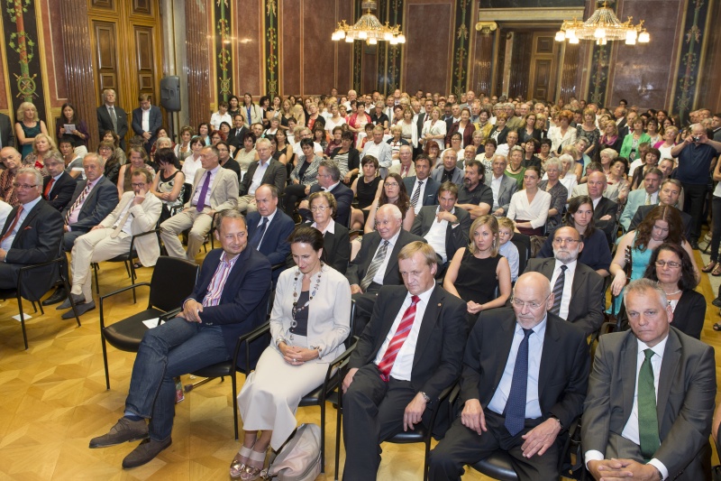Blick in Richtung VeranstaltungsteilnehmerInnen. Erste Reihe v.li. Klubobmann Andreas Schieder (S), Vizepräsidentin des Verwaltungsgerichtshof Anna Sporrer, 
Bundesrat Michael Lampel, Vorsitzende der Bundesratsfraktion der SPÖ Bundesrat Reinhard Todt und  Vorsitzende der Bundesratsfraktion der ÖVP Bundesrat Gottfried Kneifel