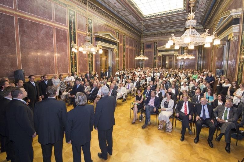 Musikalische Umrahmung durch den Maennerchor Bilka, Blick Richtung VeranstaltungsteilnehmerInnen
