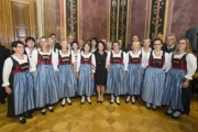 Gemischter Chor der Saengerrunde Ludmannsdorf mit Bundesratspraesidentin Ana Blatnik (S) (Bildmitte)