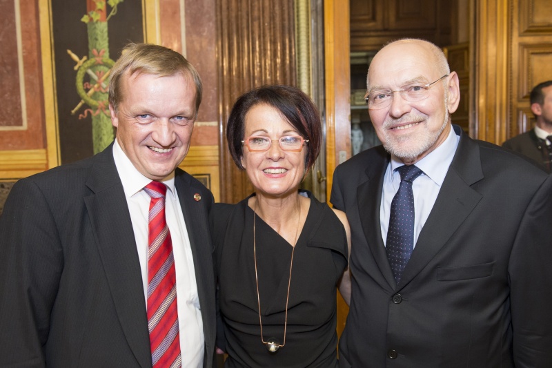 v.re.: Vorsitzende der Bundesratsfraktion der SPÖ Bundesrat Reinhard Todt , Bundesratspräsidentin Ana Blatnik (S) und ihr Vorgänger Bundesrat Michael Lampel
