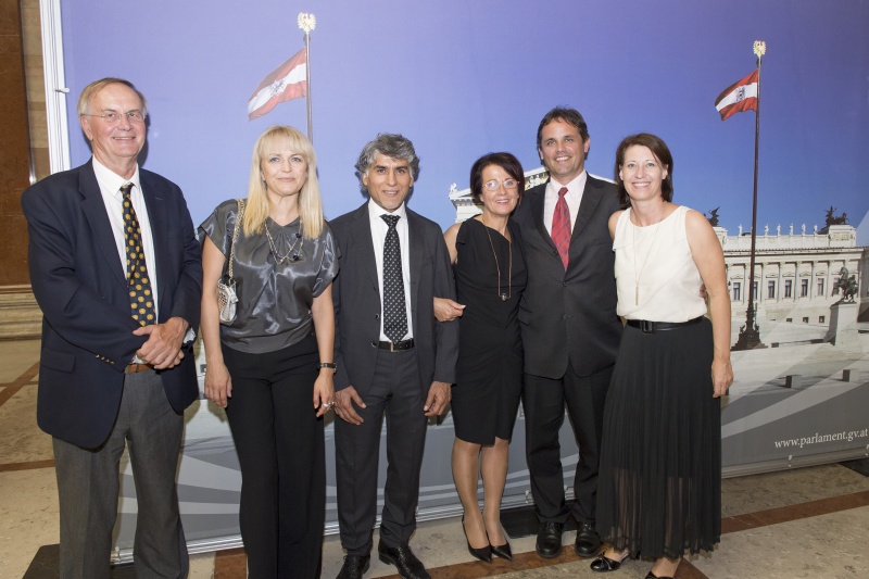 Bundesratspräsidentin Ana Blatnik (4.v.li.) (S) mit VeranstaltungsteilnehmerInnen