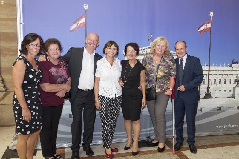 Bundesratspräsidentin Ana Blatnik (5.v.li.) (S) mit VeranstaltungsteilnehmerInnen