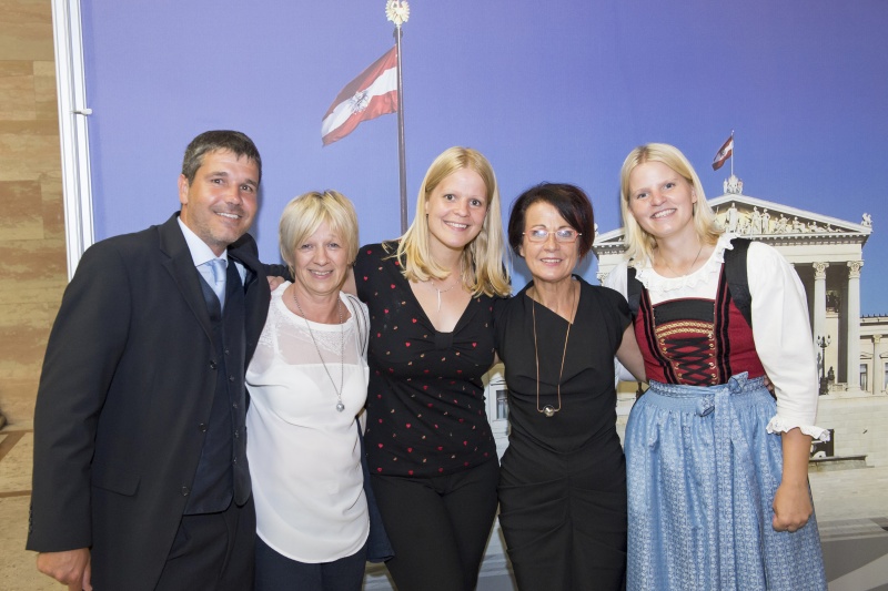 Bundesratspräsidentin Ana Blatnik (4.v.li.) (S) mit VeranstaltungsteilnehmerInnen