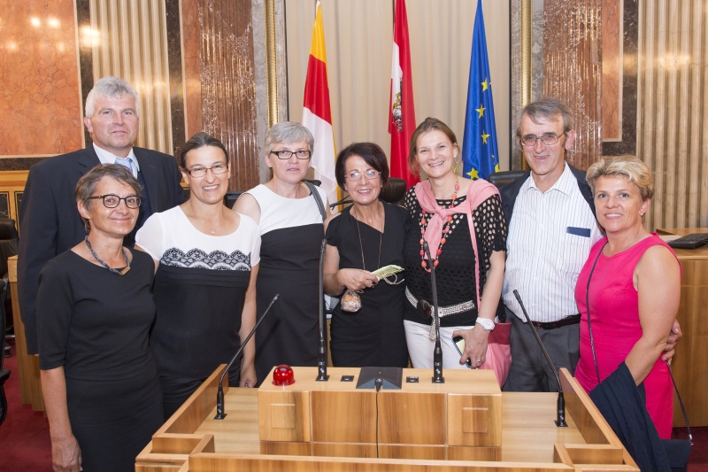 Bundesratspräsidentin Ana Blatnik (5.v.li.) (S) mit VeranstaltungsteilnehmerInnen