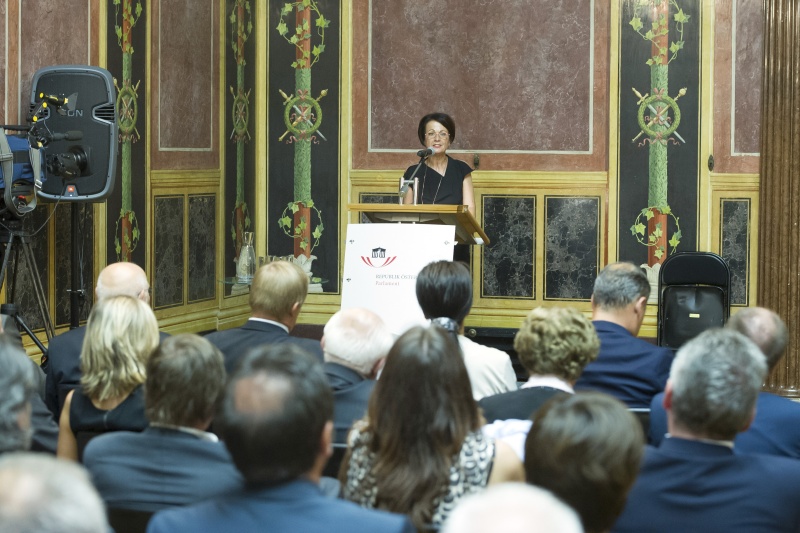 Bundesratspraesidentin Ana Blatnik (S) bei der Begrüssung am Rednerpult