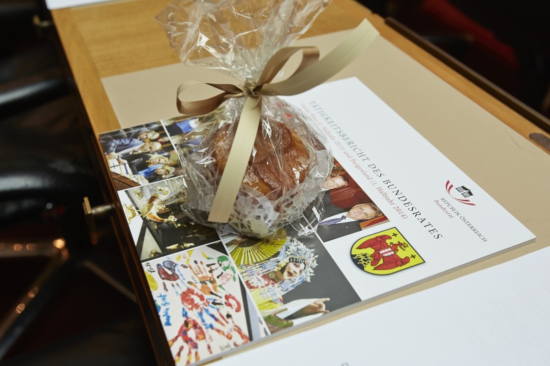 Neue Tätigkeitsbericht des Bundesrates 2013/2014 und eine süße Überraschung zum Antritt von Bundesratspräsidentin Ana Blatnik