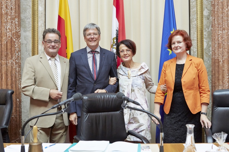 Präsidium v.links: Bundesrat Josef Saller (V), Landeshauptmann Kärnten Peter Kaiser, Bundesratspräsidentin Ana Blatnik  (S)  und Bunesratsdirektion Susanne Bachmann