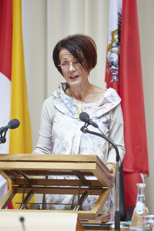 Bundesratspräsidentin Ana Blatnik  (S) bei ihrer Antrittsrede am Präsidium