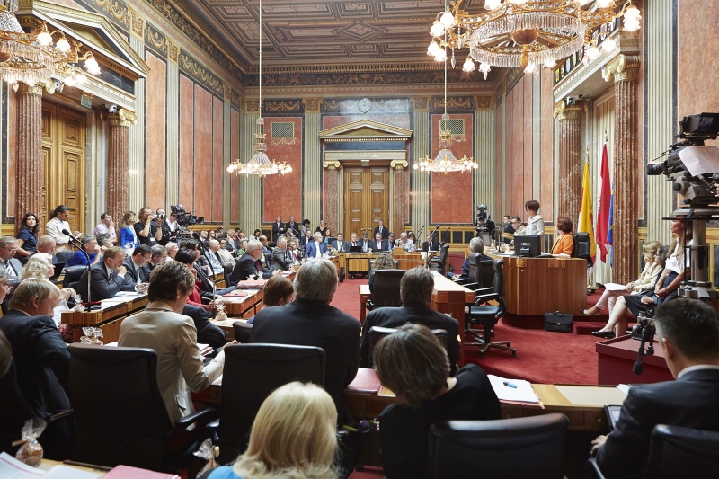 Bundesratspräsidentin Ana Blatnik  (S) bei ihrer Antrittsrede am Präsidium