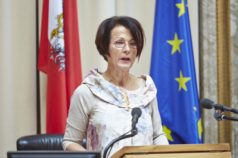 Bundesratspräsidentin Ana Blatnik  (S) bei ihrer Antrittsrede am Präsidium