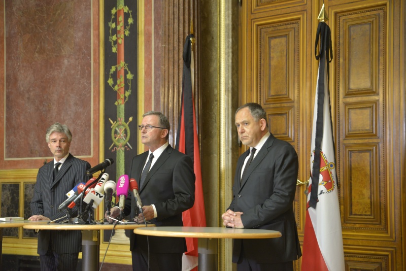 v.li.: Parlamentsdirektor Harald Dossi, Zweiter Nationalratspräsident Karlheinz Kopf (V) und Universitätsprofessor Christoph Zielinski. Einleitende Worte durch den Zweiten Nationalratspräsidenten Karlheinz Kopf (V)