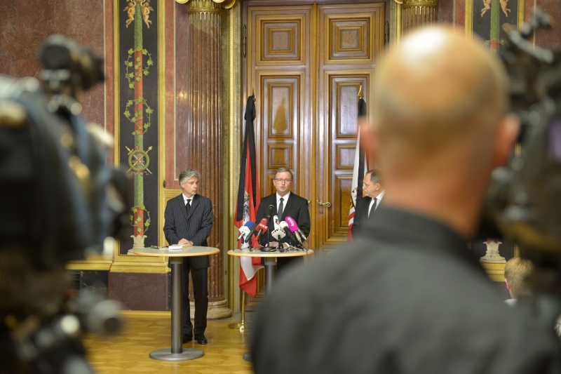 v.li.: Parlamentsdirektor Harald Dossi, Zweiter Nationalratspräsident Karlheinz Kopf (V) und Universitätsprofessor Christoph Zielinski während der Pressekonferenz