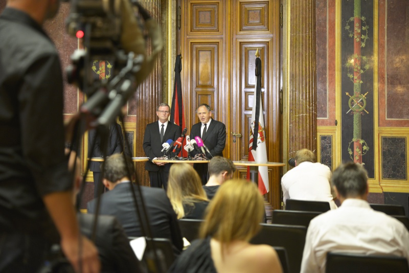 v.li.: Zweiter Nationalratspräsident Karlheinz Kopf (V) und Universitätsprofessor Christoph Zielinski am Wort