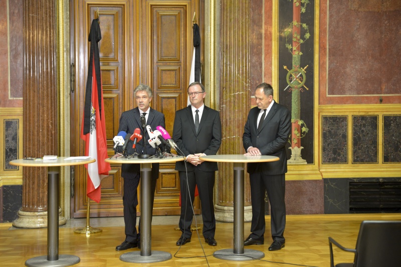 v.li.: Parlamentsdirektor Harald Dossi am Wort, Zweiter Nationalratspräsident Karlheinz Kopf (V) und Universitätsprofessor Christoph Zielinski