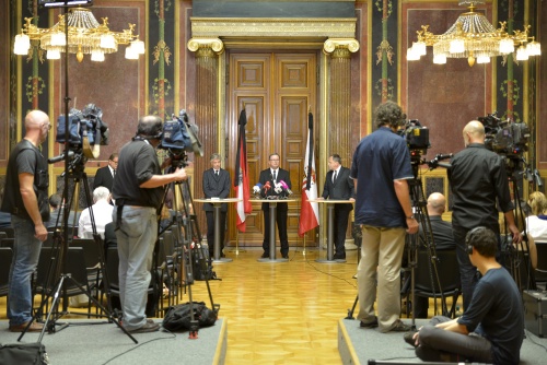 v.li.: Parlamentsdirektor Harald Dossi, Zweiter Nationalratspräsident Karlheinz Kopf (V) und Universitätsprofessor Christoph Zielinski während der Pressekonferenz