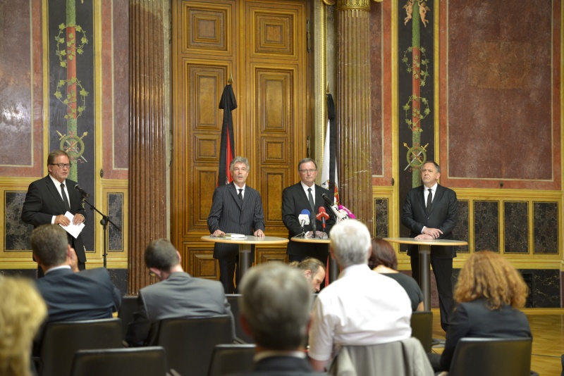 v.li.: Pressesprecher Gerhard Marschall am Wort, Parlamentsdirektor Harald Dossi, Zweiter Nationalratspräsident Karlheinz Kopf (V) und Universitätsprofessor Christoph Zielinski