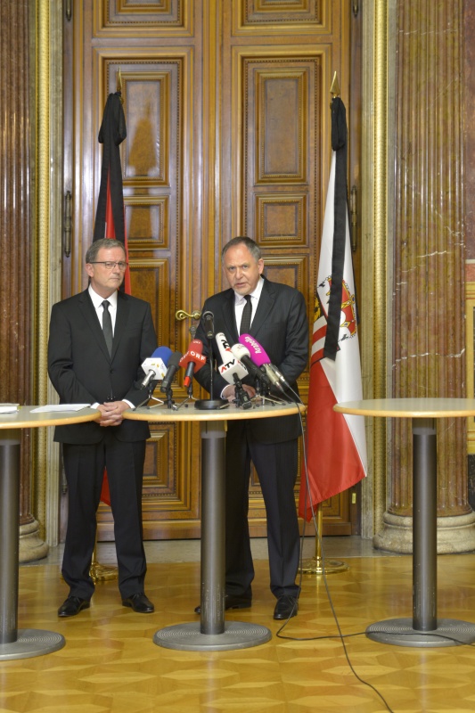 v.li.: Zweiter Nationalratspräsident Karlheinz Kopf (V) und Universitätsprofessor Christoph Zielinski am Wort