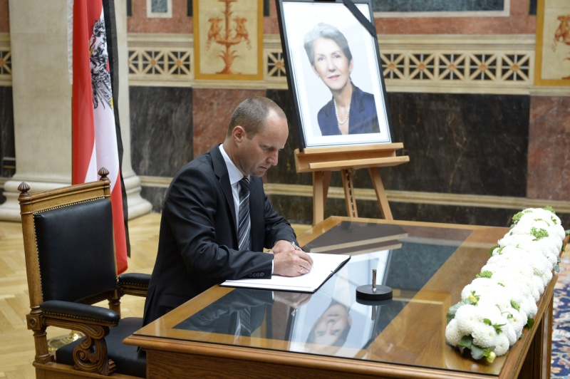 Klubobmann Matthias Strolz (N) beim Eintrag in das Kondolenzbuch