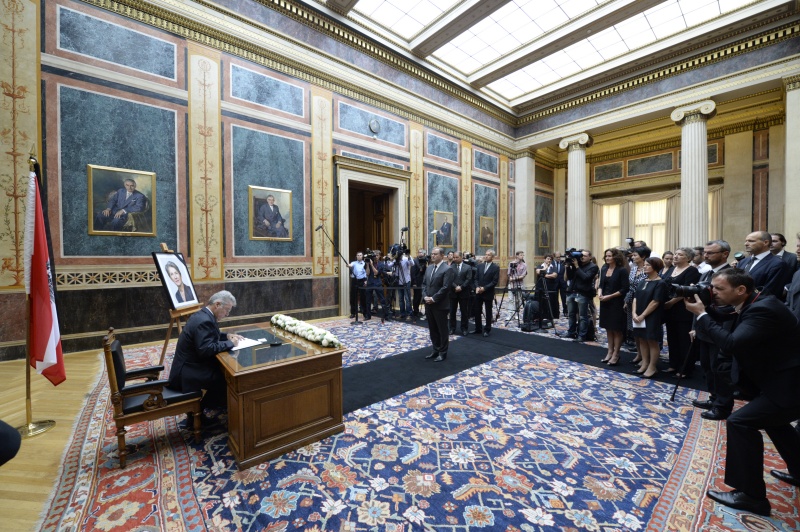 Bundespräsident Heinz Fischer beim Eintrag in das Kondolenzbuch