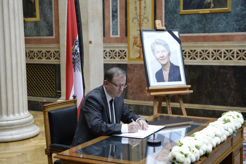 Zweiter Nationalratspräsident Karlheinz Kopf (V) beim Eintrag in das Kondolenzbuch