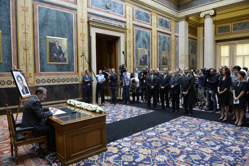 Zweiter Nationalratspräsident Karlheinz Kopf (V) beim Eintrag in das Kondolenzbuch