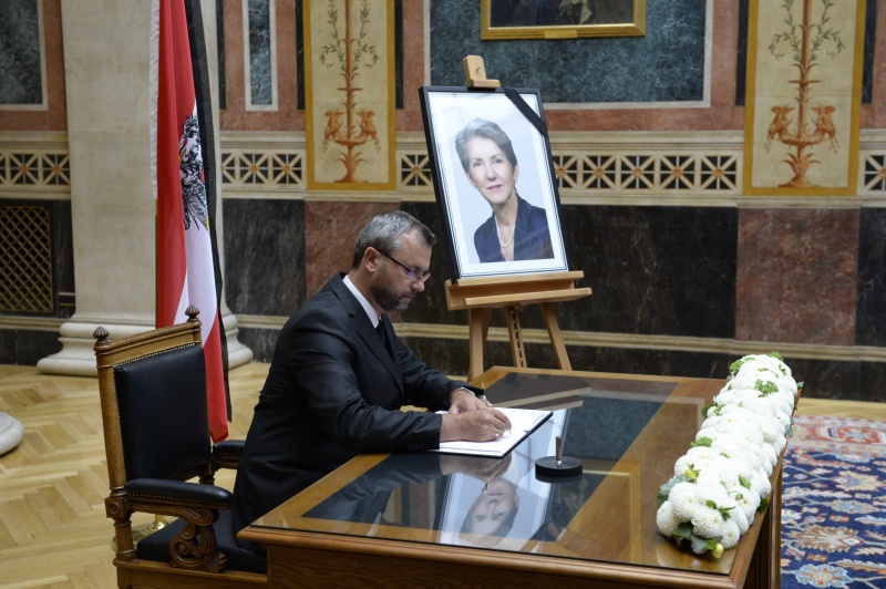 Dritter Nationalratspräsident Norbert Hofer (F) beim Eintrag in das Kondolenzbuch