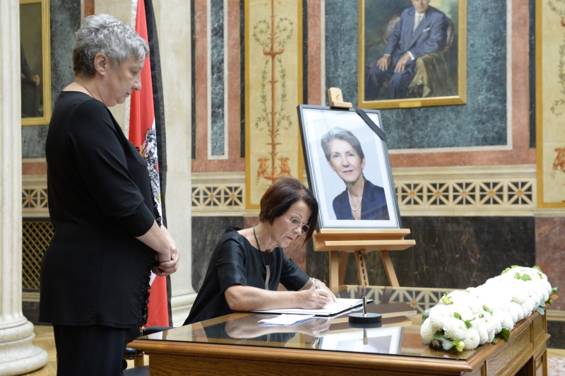 v.li.: Vizepräsidentin des Bundesrates Inge Posch-Gruska (S) und Bundesratspräsidentin Ana Blatnik (S) beim Eintrag in das Kondolenzbuch