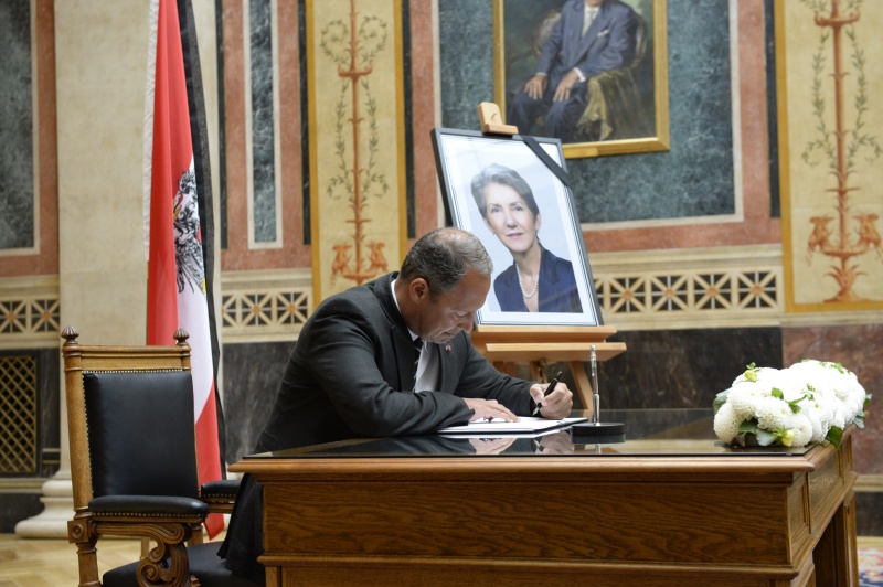 Klubobmann Andreas Schieder (S) beim Eintrag in das Kondolenzbuch