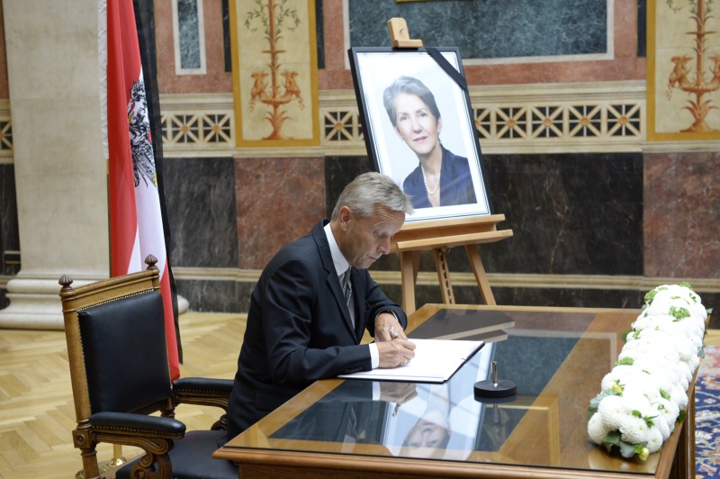 Klubobmann Reinhold Lopatka (V) beim Eintrag in das Kondolenzbuch