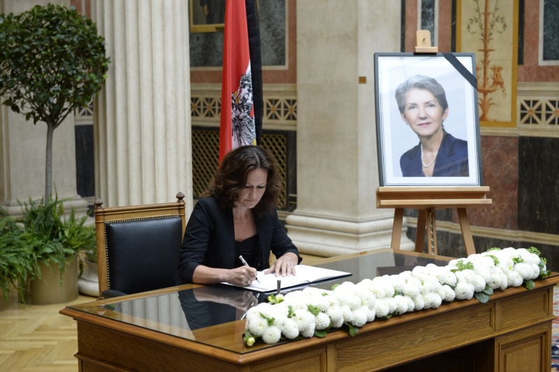 Klubobfrau Eva Glawischnig-Piesczek (G) beim Eintrag in das Kondolenzbuch