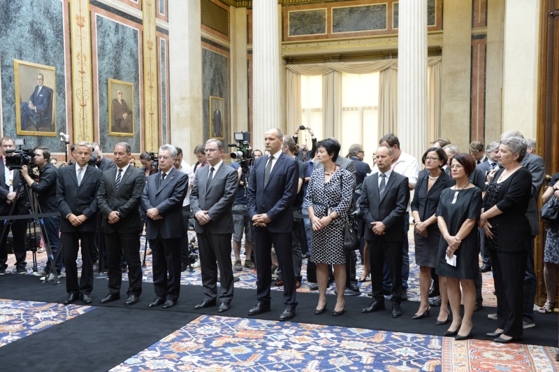 v.li.: Klubobmann Reinhold Lopatka (V), Klubobmann Andreas Schieder (S), Bundespräsident Heinz Fischer, Zweiter Nationalratspräsident Karlheinz Kopf (V), die Nationalratsabgeordneten Harald Stefan (F) und Waltraud Dietrich (T), Klubobmann Matthias Strolz (N), Innenministerin Johanna Mikl-Leitner (V), Bundesratspräsidentin Ana Blatnik (S) und Vizepräsidentin des Bundesrates Inge Posch-Gruska (S)
