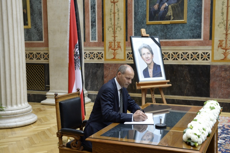 Nationalratsabgeordneter Harald Stefan (F) beim Eintrag in das Kondolenzbuch