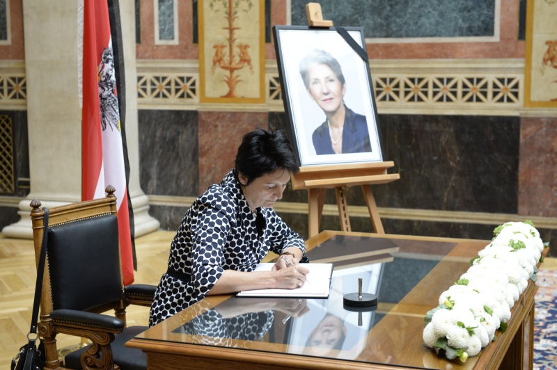 Nationalratsabgeordnete Waltraud Dietrich (T) beim Eintrag in das Kondolenzbuch