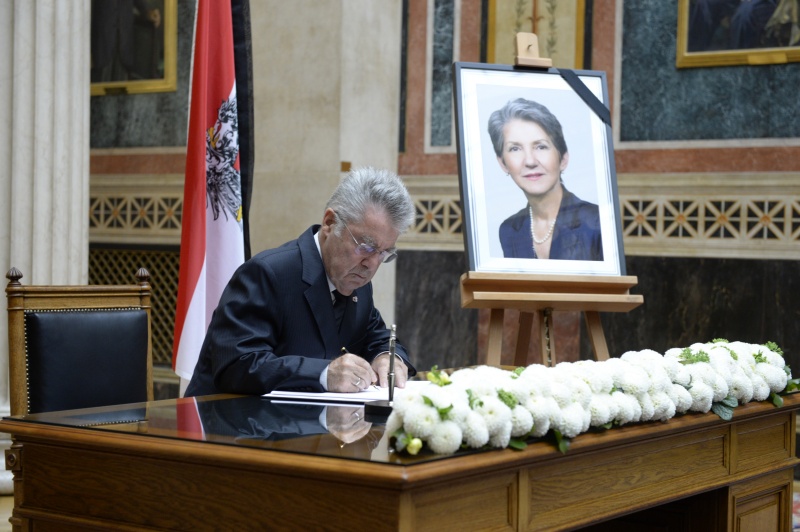 Bundespräsident Heinz Fischer beim Eintrag in das Kondolenzbuch
