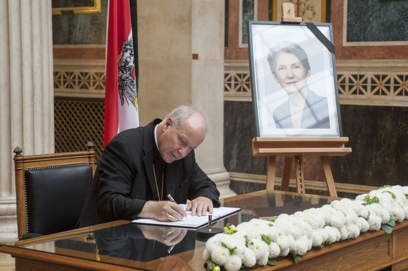 Erzbischof Kardinal Christoph Schönborn beim Eintrag in das Kondolenzbuch