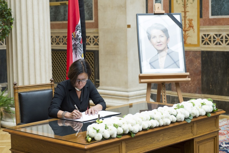 Innenministerin Johanna Mikl-Leitner (V) beim Eintrag in das Kondolenzbuch