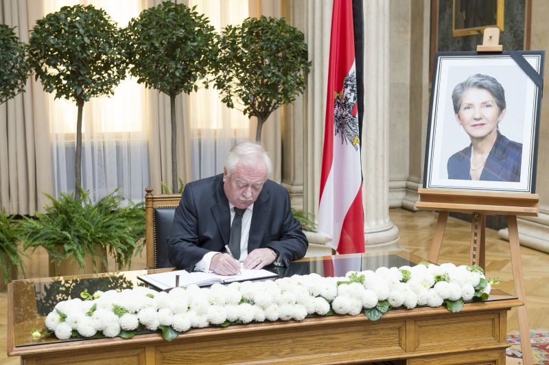 Bürgermeister von Wien Michael Häupl (S) beim Eintrag in das Kondolenzbuch