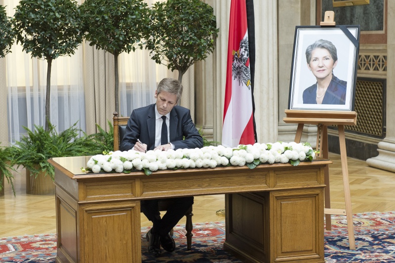 Kulturminister Josef Ostermayer beim Eintrag in das Kondolenzbuch