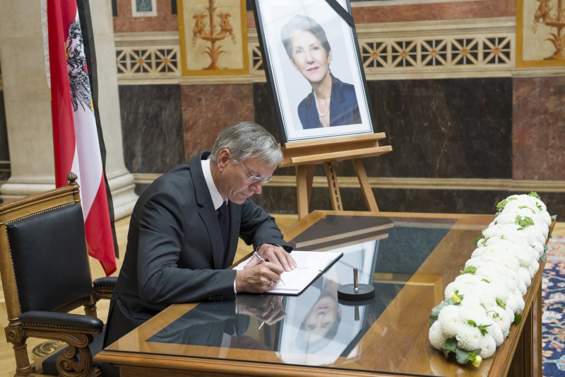 Gesundheitsminister Alois Stöger (S) beim Eintrag in das Kondolenzbuch