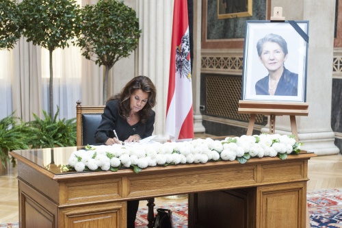 Vizepräsidentin des Verfassungsgerichtshofes Brigitte Bierlein beim Eintrag in das Kondolenzbuch