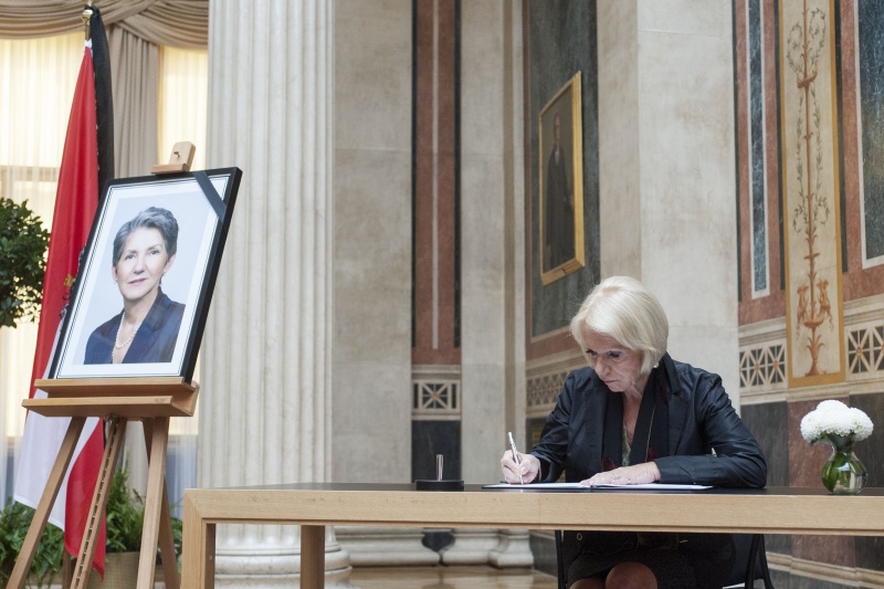 Volksanwältin Gertrude Brinek (V) beim Eintrag in das Kondolenzbuch