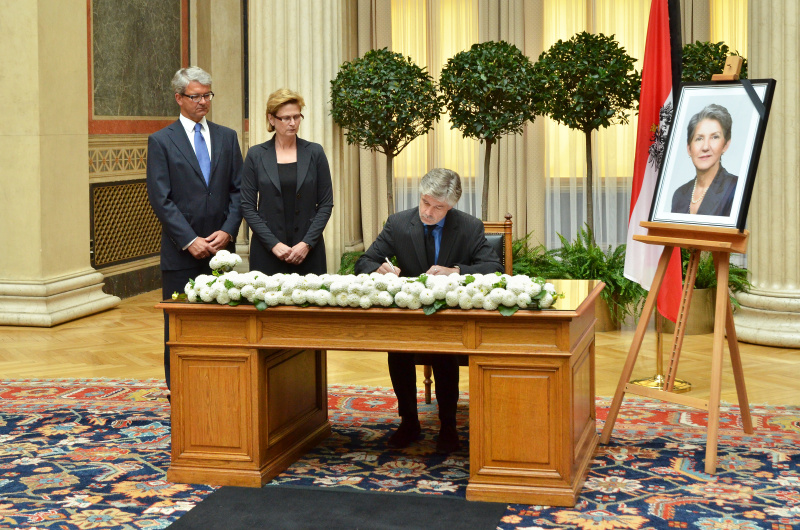 v.li.: Parlamentsvizedirektor Alexis Wintoniak, Parlamentsvizedirektorin Susanne Janistyn-Novák und Parlamentsdirektor Harald Dossi beim Eintrag in das Kondolenzbuch