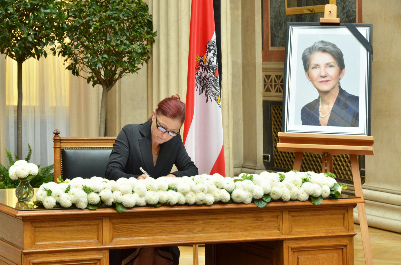 Die Leiterin des Nationalfonds der Republik Österreich Hannah M. Lessing beim Eintrag in das Kondolenzbuch