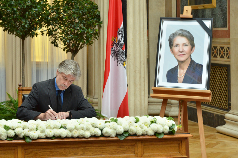 Parlamentsdirektor Harald Dossi beim Eintrag in das Kondolenzbuch
