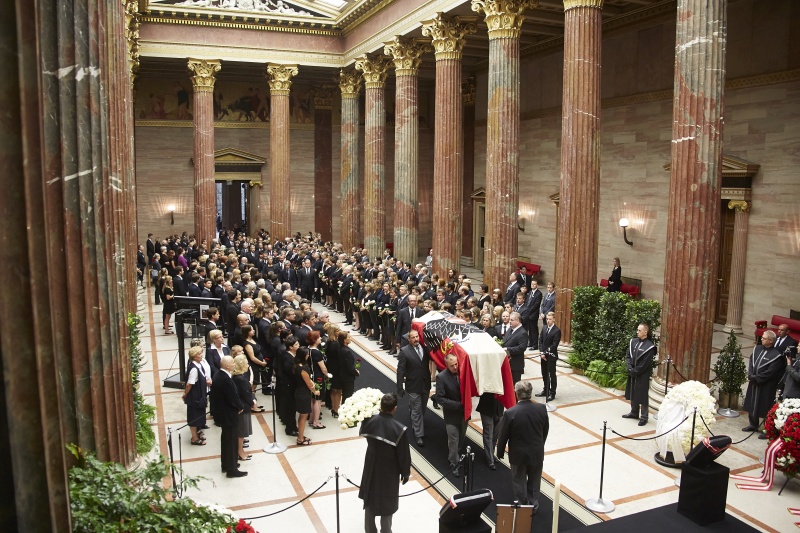 Eintreffen des Sarges in der Säulenhalle