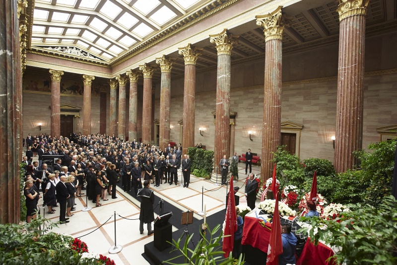 Blick Richtung Trauergäste. Letzte Grußworte des Zweiten Nationalratspräsidenten Karlheinz Kopf (V)