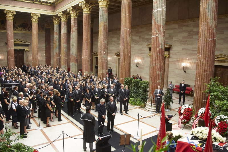 Parlamentsdirektor Harald Dossi und Zweiter Nationalratspräsident Karlheinz Kopf (V) vor dem Sarg von Nationalratspräsidentin Barbara Prammer