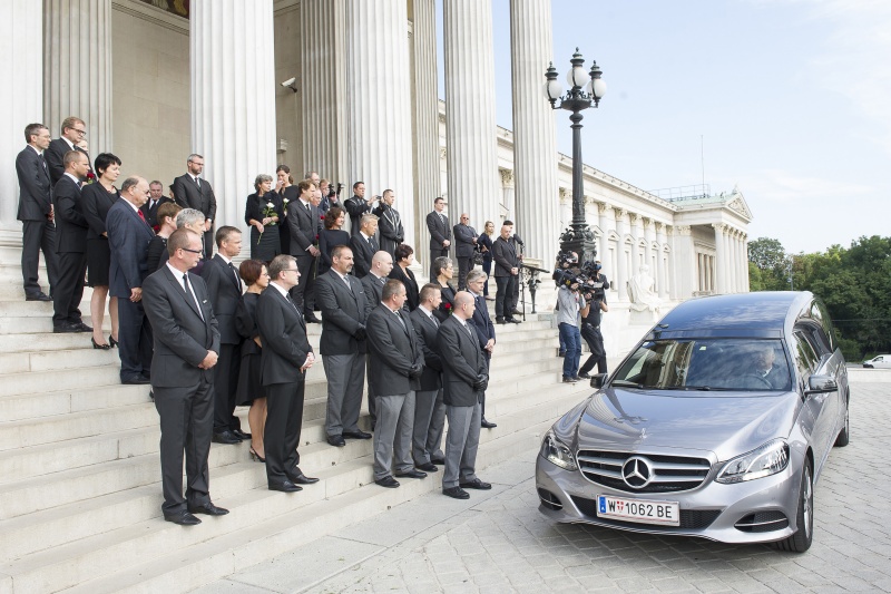 Ankunft des Sarges mit dem Leichnam von Nationalratspräsidentin Barbara Prammer am Haupteingang