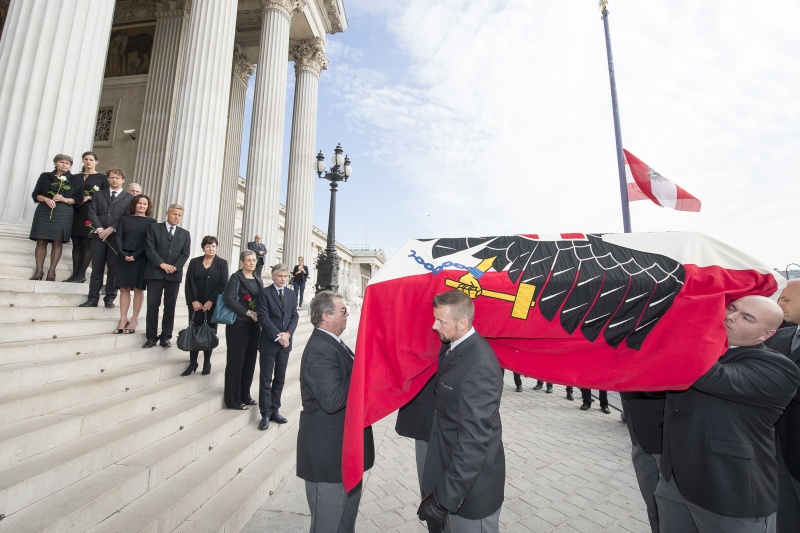 Ankunft des Sarges von Nationalratspräsidentin Barbara Prammer am Haupteingang