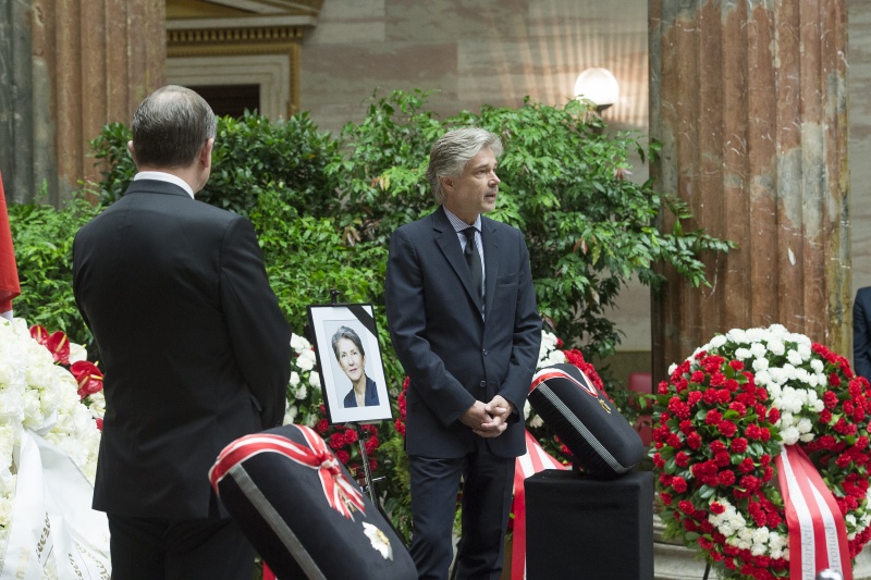 Parlamentsdirektor Harald Dossi bei der Verabschiedung von Nationalratspräsidentin Barbara Prammer